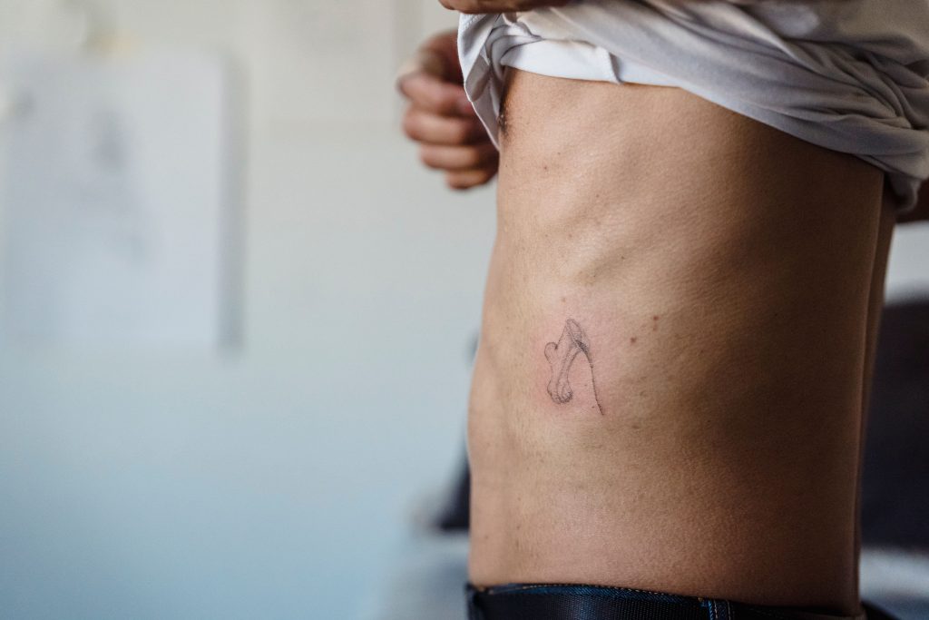 Tatouage couronne minimaliste : ça tient vraiment dans le temps ?