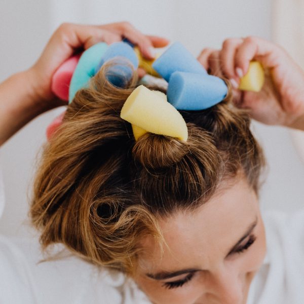 Femme utilisant des rouleaux mousse colorés