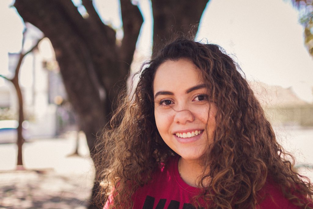 Cheveux bouclés ou ondulés : comment reconnaître son type ?