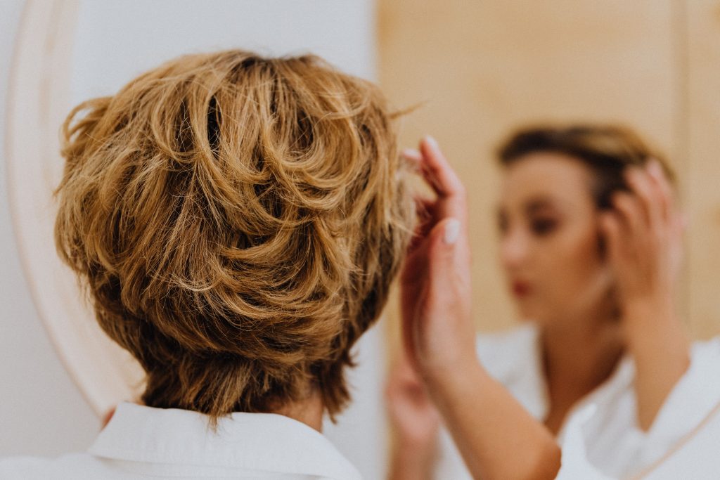 Comment coiffer des cheveux courts en moins de cinq minutes ?