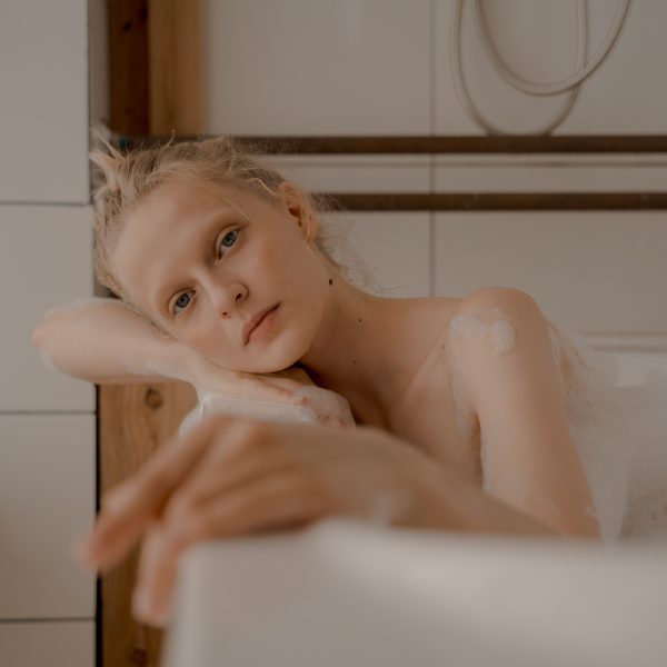 Femme relaxant dans un bain moussant