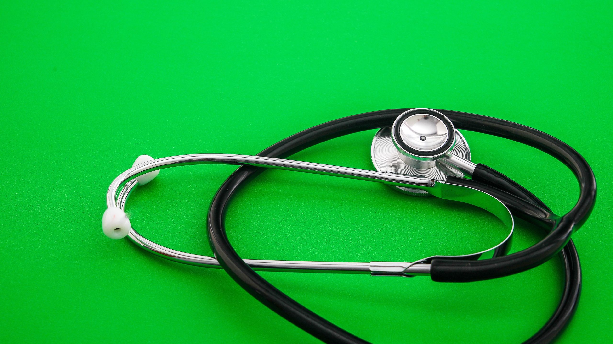 Stethoscope sur fond vert, pratique medicale