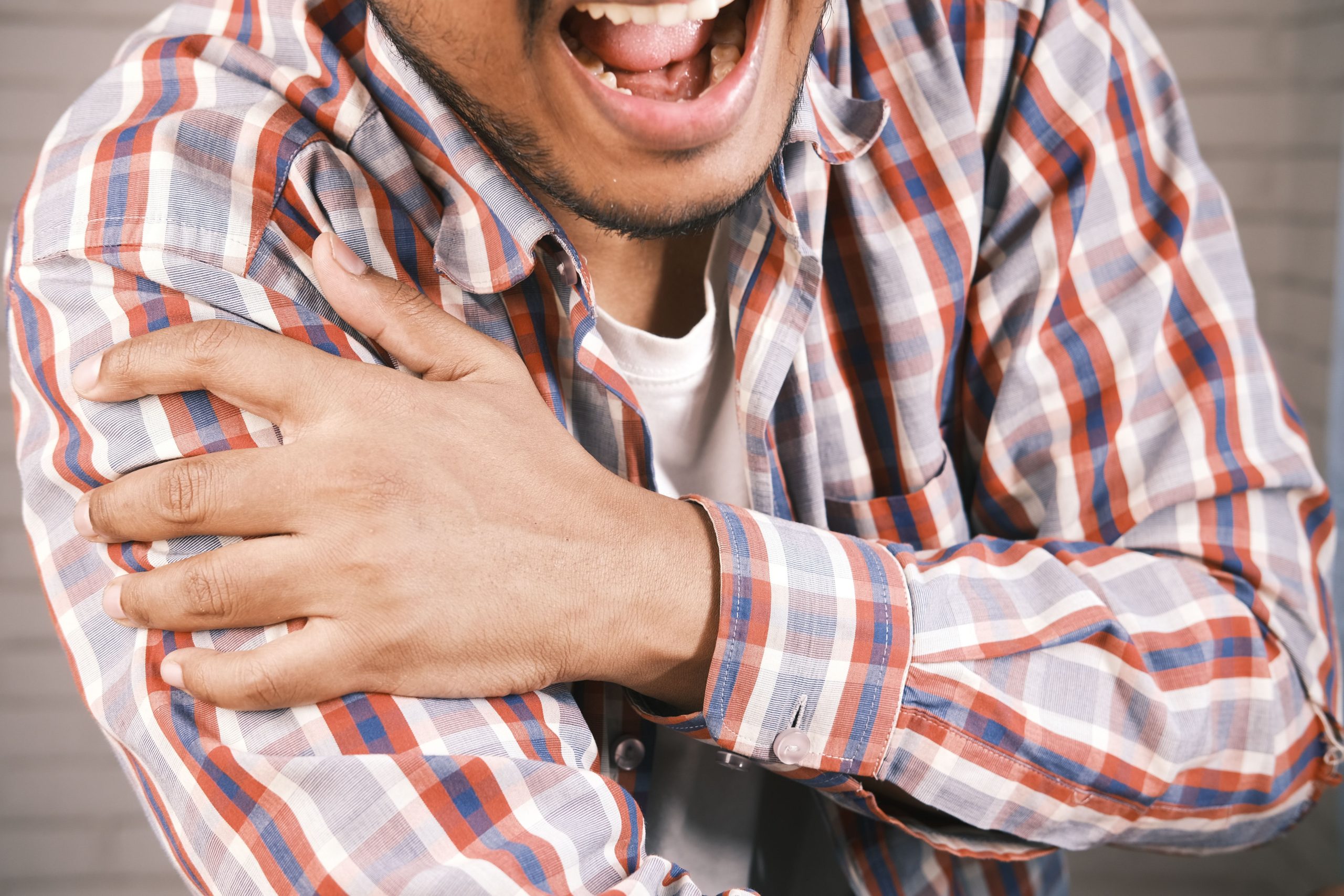 Homme souffrant de douleur à l'épaule