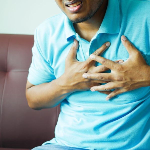 Homme se tenant la poitrine, douleur thoracique